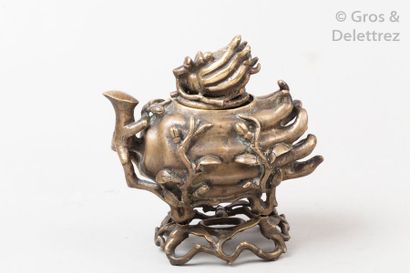 null Chine, époque Qing, XIXe siècle 

Brûle-parfums en bronze de patine brune, reprenant...