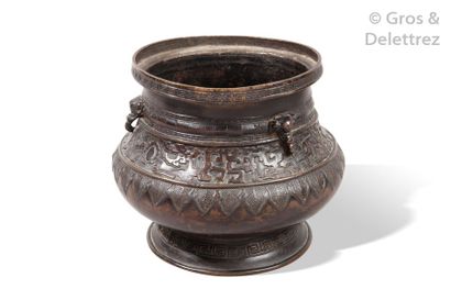 null Chine, vers 1880

Brûle-parfum de forme Hu en bronze de patine brun clair, orné...