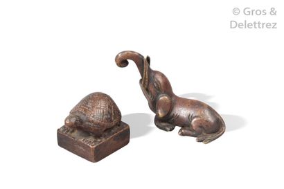 null Chine, vers 1900

Petit sceau de lettré en bronze, la prise en forme de tortue.

Dim....