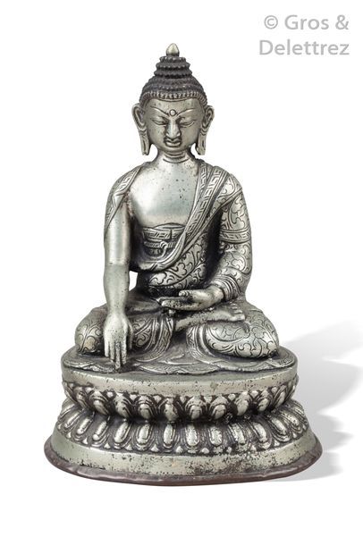 null Chine et Thaïlande, XXe siècle

Deux Bouddha, l'un en bronze argenté, représentant...