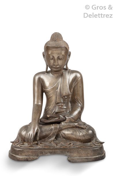 null Thaïlande, Xxe siècle. 

Deux Bouddha en bronze de patine brune assis en médiation...