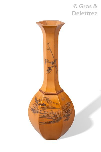 null Chine, 1ère moitié XXe siècle

Vase de forme hexagonale à long col en buis,...