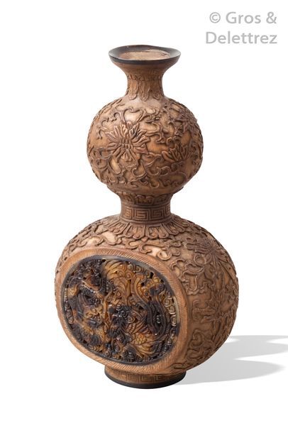null Chine, Xxème

Vase double gourde en bois naturel finement sculpté de fleurs...