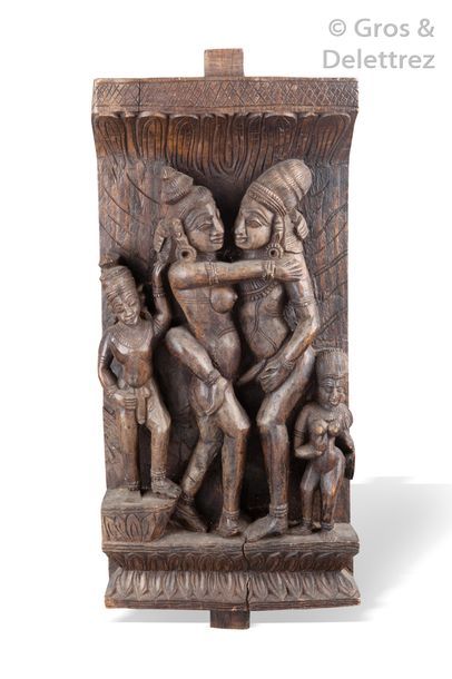 null Inde, début XXe siècle

Panneau en bois sculpté représentant une scène de Mithuna,...