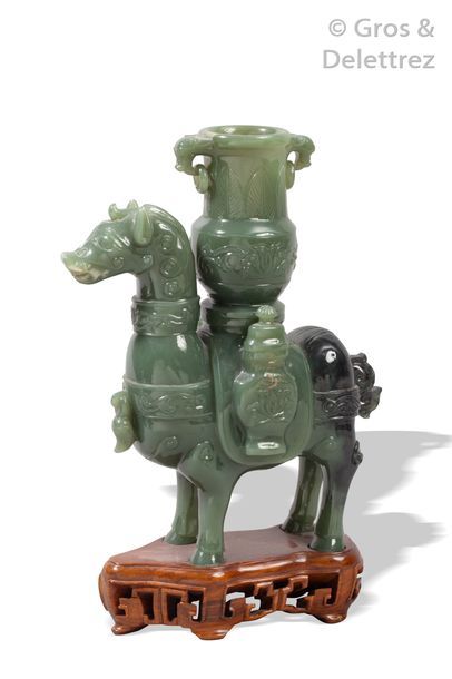 null Chine, XXe siècle

Petit groupe en jade, représentant un cheval portant des...