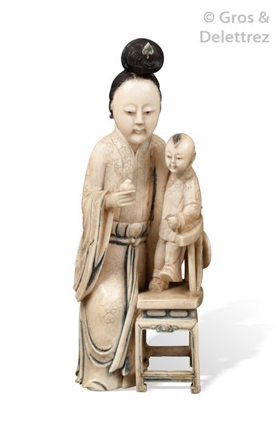 null Chine, XIXème siècle

Groupe en ivoire sculpté représentant une femme assise...