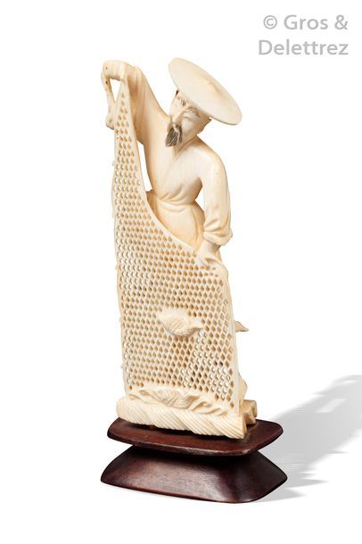 null Japon, vers 1920

Deux okimonos en ivoire sculpté représentant :

Homme tenant...