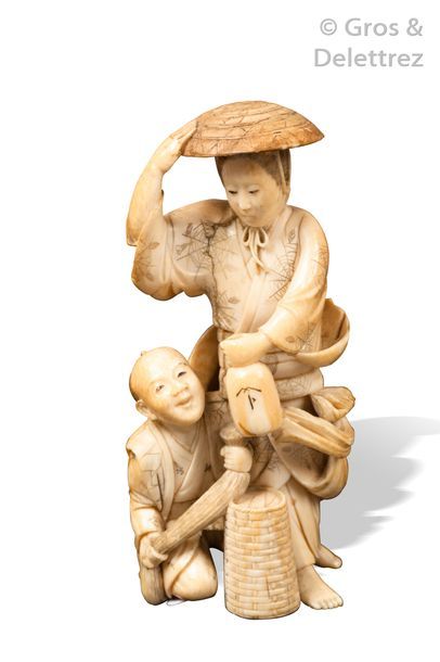 null Japon, vers 1920

Okimono en ivoire sculpté représentant une femme offrant du...