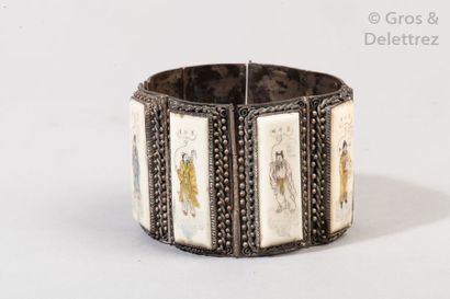 null Chine, début XXe siècle

Bracelet articulé en cuivre argenté orné de huit plaques...