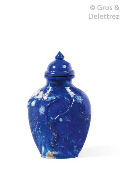 null Chine, XXème 

Flacon tabatière en lapis lazuli teinté sculpté en léger relief...