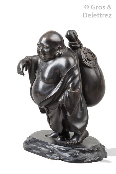 null Japon, vers 1900

Okimono en bronze de patine brune, représentant Hotei, portant...