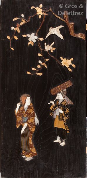 null Japon, période Meiji

Panneau en bois laqué, à décor de type shibayama, incrusté...