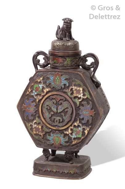 null Japon, vers 1900

Brûle-parfum de forme hexagonal surmonté d'un couvercle dont...