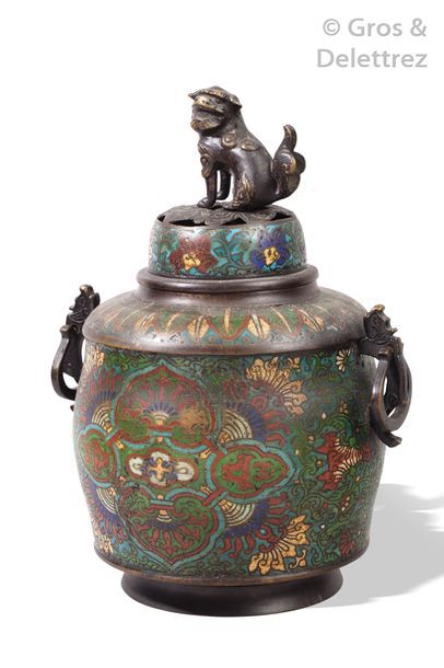 null Japon, vers 1900

Lot comprenant trois vases en bronze et émaux champlevés polychromes,...