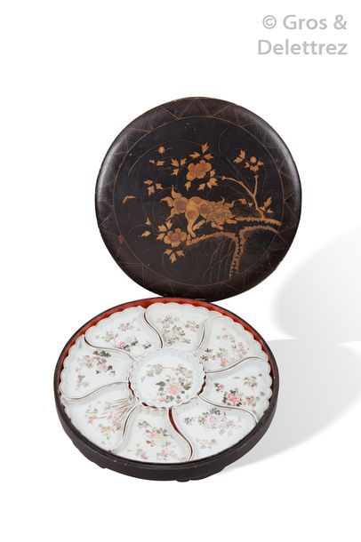 null Japon, vers 1900

Boîte circulaire couverte en laque ro-iro, à décor d'un shishi...