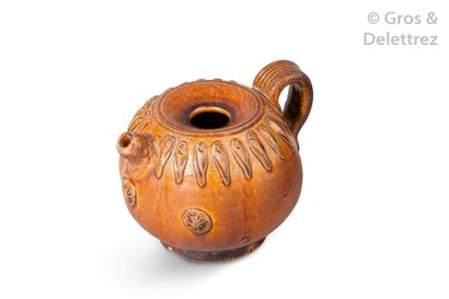 null Chine, période Yuan, XIVe-XVe siècle.

Verseuse en céramique et émail brun clair,...