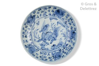 null Chine, période Wanli

Assiette en porcelaine, à décor en bleu sous couverte...