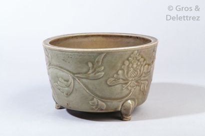 null Chine, période Ming 

Brûle-parfum tripode en porcelaine émaillée céladon, à...