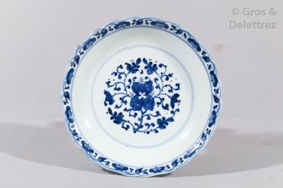 null Chine, période Kangxi, XVIIIe siècle 

Assiette à bord polylobé en porcelaine...