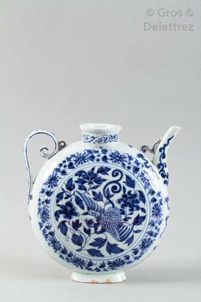 null Chine, style Yuan, XVIIIe siècle

Verseuse de forme gourde en porcelaine et...