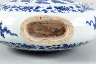 null Chine, style Yuan, XVIIIe siècle

Verseuse de forme gourde en porcelaine et...
