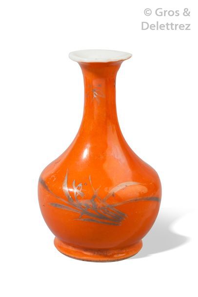 null Chine, XVIIIe siècle

Petit vase bouteille émaillé corail, à décor floral.

H....