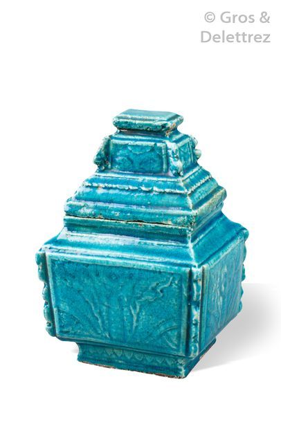 null Chine, XVIIIe siècle

Vase couvert reprenant la forme d’un fangding, en céramique...