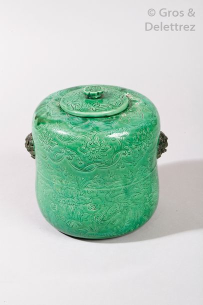 null Chine, XIXe siècle 

Pot couvert en porcelaine et émail vert, à décor incisé...