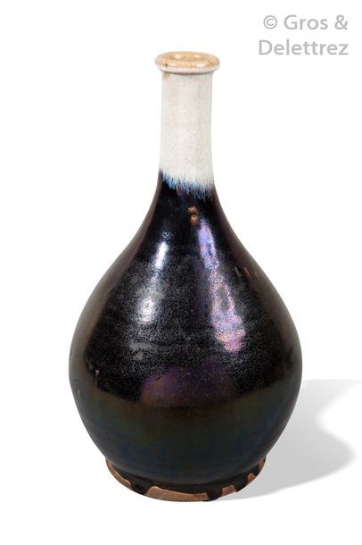 null Chine, XIXe siècle

Vase bouteille en céramique émaillée brun, beige, partiellement...