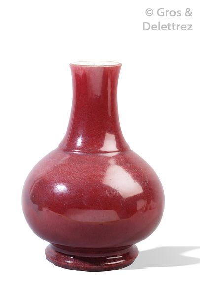 null Chine, XIXe siècle

Vase piriforme en porcelaine et émail sang de bœuf. 

H....