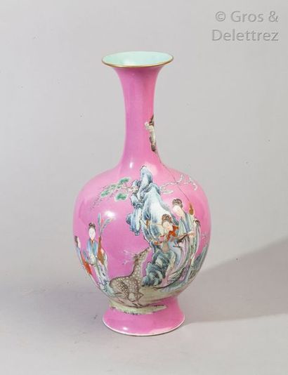 null Chine, 

Vase bouteille à long col en porcelaine et émaux de la famille rose,...
