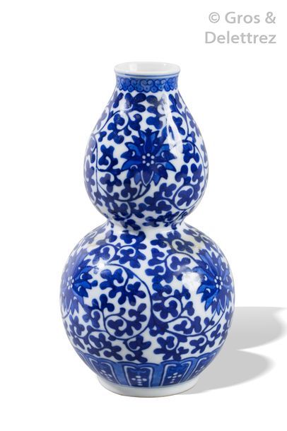 null Chine, XXe siècle

Vase coloquinte en porcelaine à décor émaillé en bleu sous...