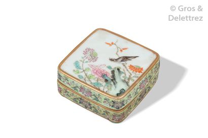 null Chine, 1ère moitié XXe siècle

Petite boîte quadrangulaire couverte en porcelaine...