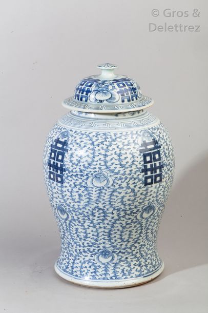 null Chine, fin XIXe siècle 

Potiche balustre couverte en porcelaine bleu blanc,...