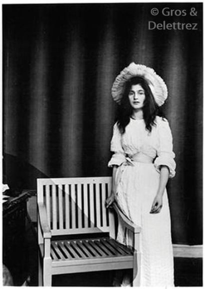 Berthe Morisot (1841-1895) Jeune fille assise sur un divan

Crayon sur papier.

Au...