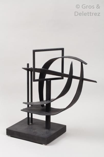 Robert JACOBSEN (1912-1993) Niké

Sculpture en fer.

Signée «?RJ?» sous la terrasse

37...