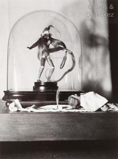 CLAUDE CAHUN (1894-1954) Objet sous globe de verre, c. 1936.
Épreuve argentique d’époque...