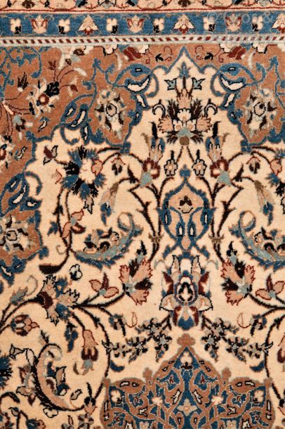 null Un tapis Isfahan en laine avec des rehauts de soie, Iran Décor de médaillon...