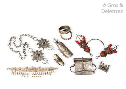 null Diadème articulé en argent et métal serti de roses de diamants à décor floral...