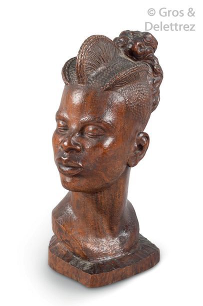 J. VARGAS (XXe siècle) Femme africaine en buste Bois en taille directe. signé à la...