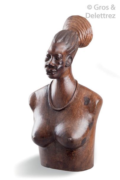 École africaniste XXe siècle Buste de femme Mangbetu au collier. Bois en taille directe....