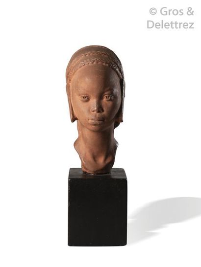 C. GEMELLI (XXe siècle) Tête d’africaine. Épreuve en plâtre, à patine terre cuite,...