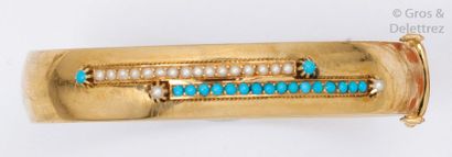 null Bracelet rigide ouvrant en or jaune orné de demi-perles fines et turquoise....