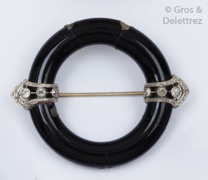 null Broche ronde en or gris ornée d'un anneau d'onyx (cassé) serti de deux motifs...