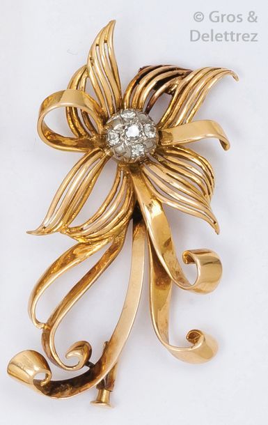null Broche «fleur» en or jaune ornée de diamants taillés en brillant.
P. 9,8g.