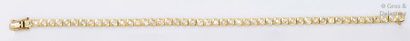 null Bracelet ligne en or jaune entièrement serti de diamants taillés en brillant.
Longueur:...