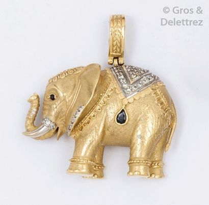 null Pendentif «Éléphant» en or jaune mat et poli orné d'un saphir et de pierres...