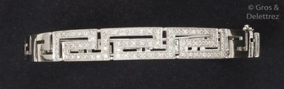 null Bracelet rigide ouvrant en or gris à décor de motifs à la grecque sertis de...