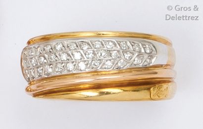 null Bague en or de deux couleurs ornée d'un pavage de diamants taillés en brillant.
Tour...