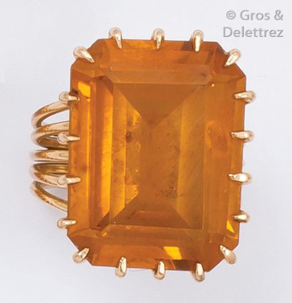 null Bague en or jaune ornée d'une citrine rectangulaire.
Tour de doigt: 53.
P. 13...